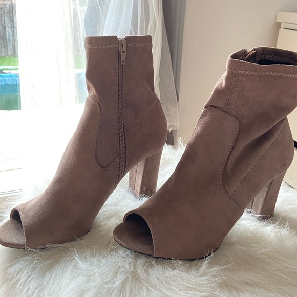 BEIGE NUDE ANKLE BOOTS - Picture 3 of 3